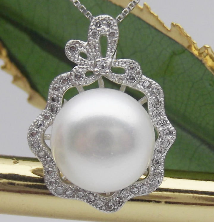 10.5mm White Pearl Pendant Necklace