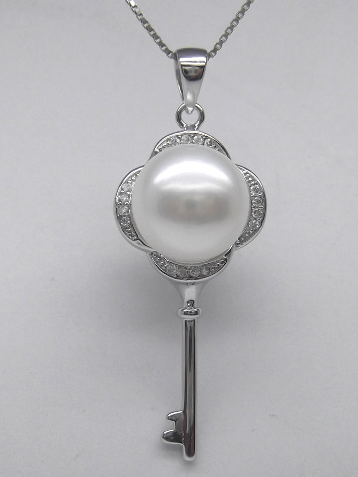 10.5mm Key White Pearl Pendant Necklace