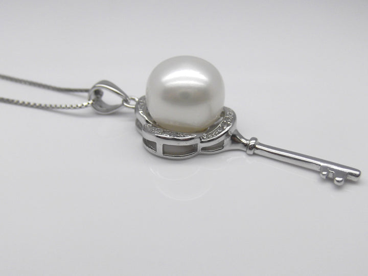 10.5mm Key White Pearl Pendant Necklace