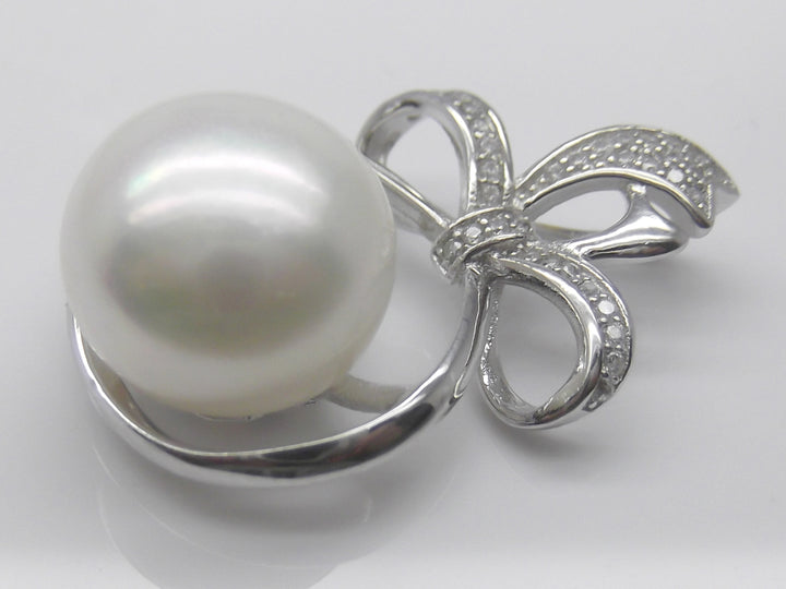 12mm Bowtie White Pearl Pendant Necklace