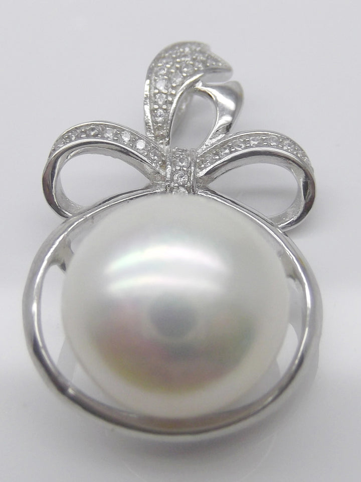 12mm Bowtie White Pearl Pendant Necklace