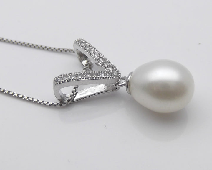 8.5mm V White Pearl Pendant Necklace