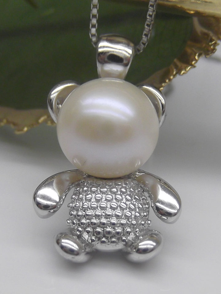 8.5mm Bear White Pearl Pendant Necklace