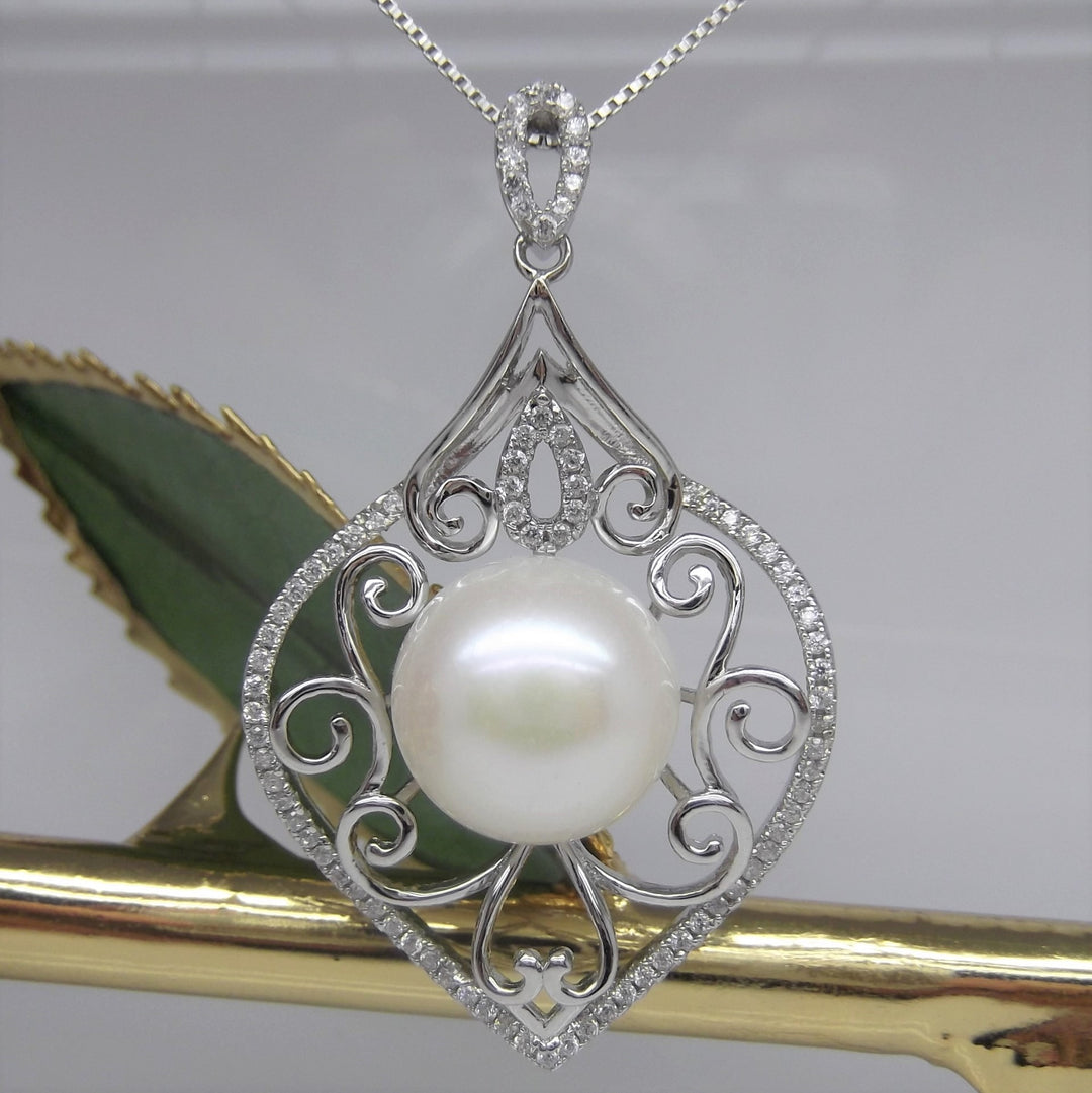 12mm Floral White Pearl Pendant Necklace