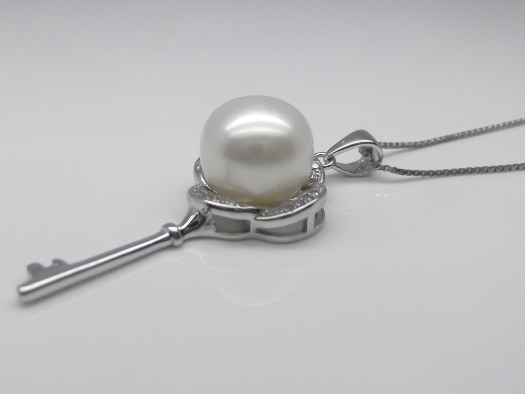 10.5mm Key White Pearl Pendant Necklace