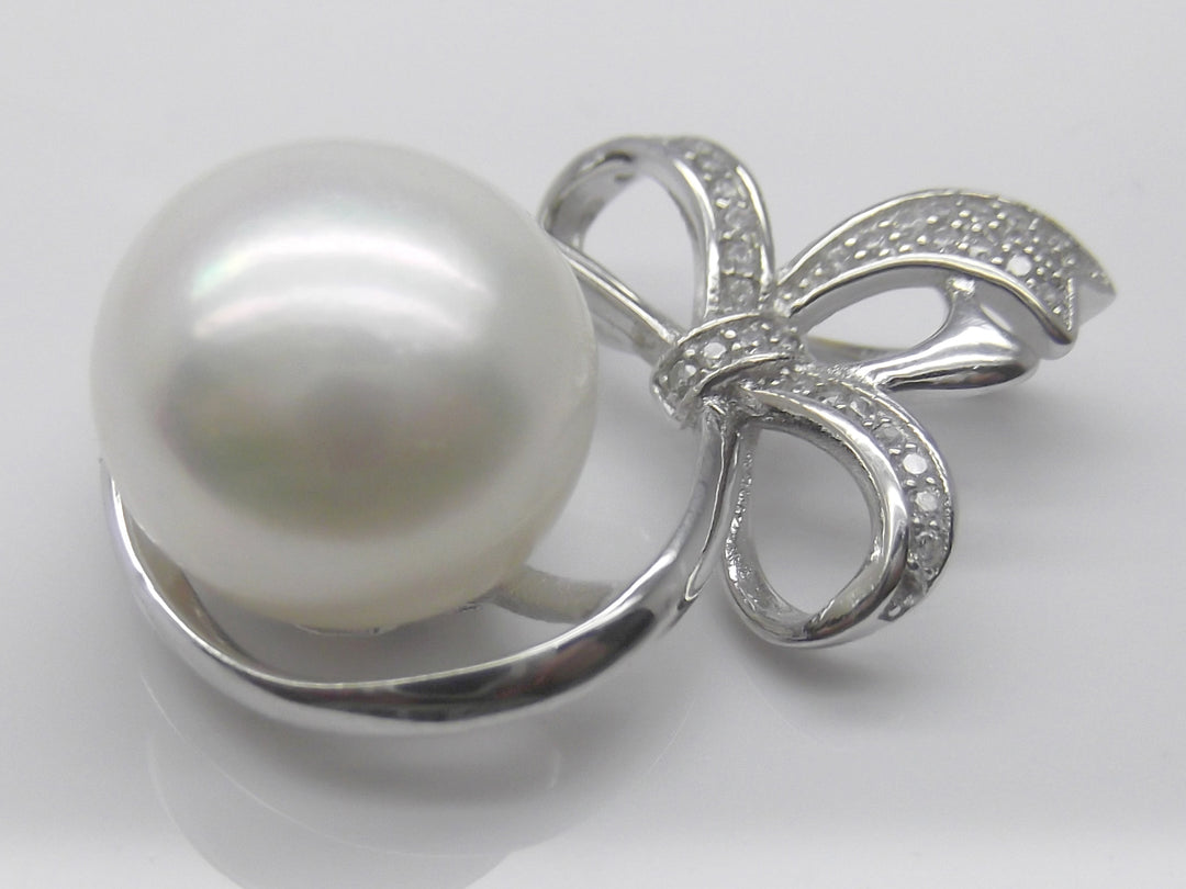 12mm Bowtie White Pearl Pendant Necklace